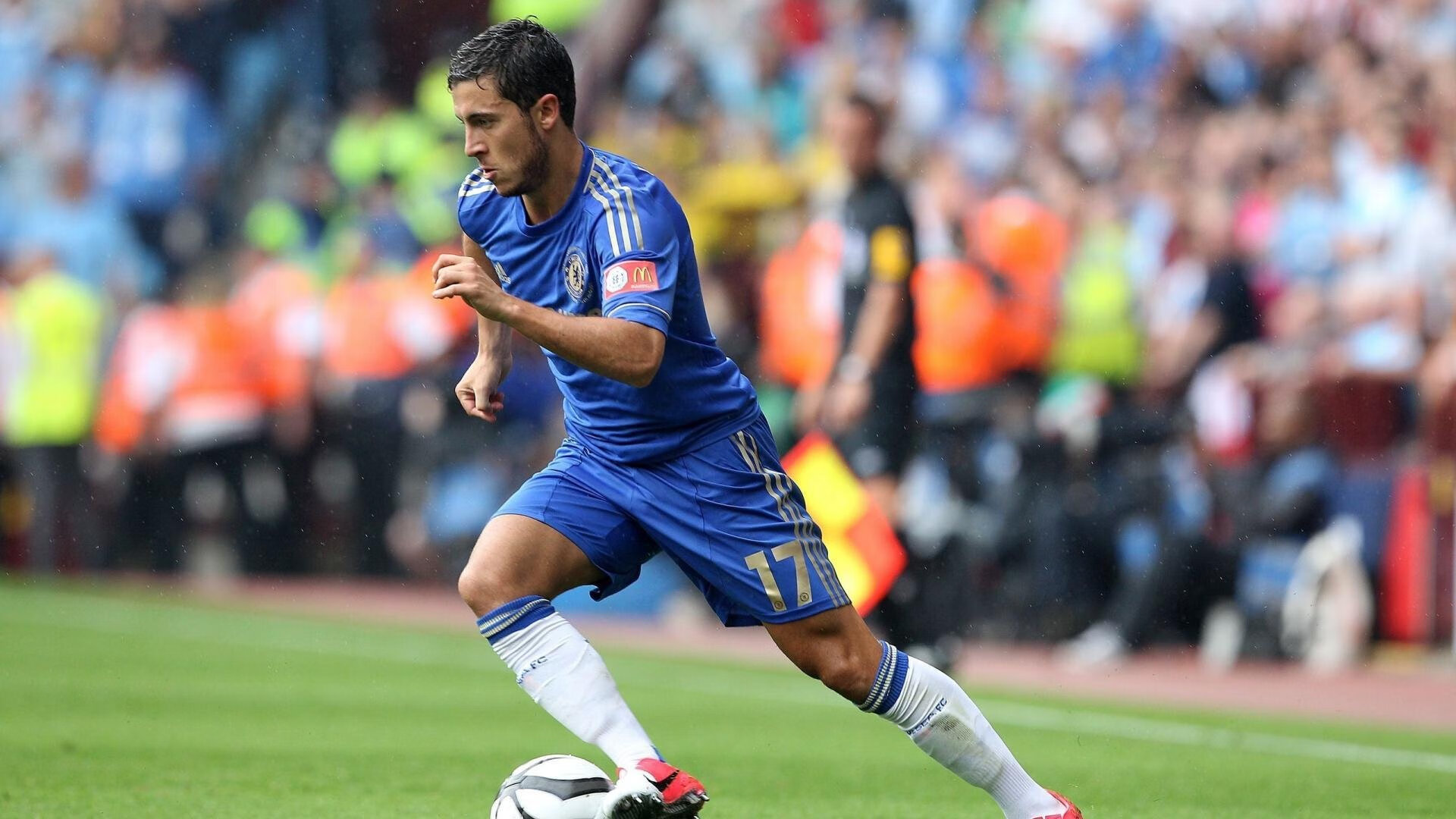 华体会官网注册-JackeyLove重返赛场，败北首场状态出色，老鹰观众沸腾！比赛高潮迭起