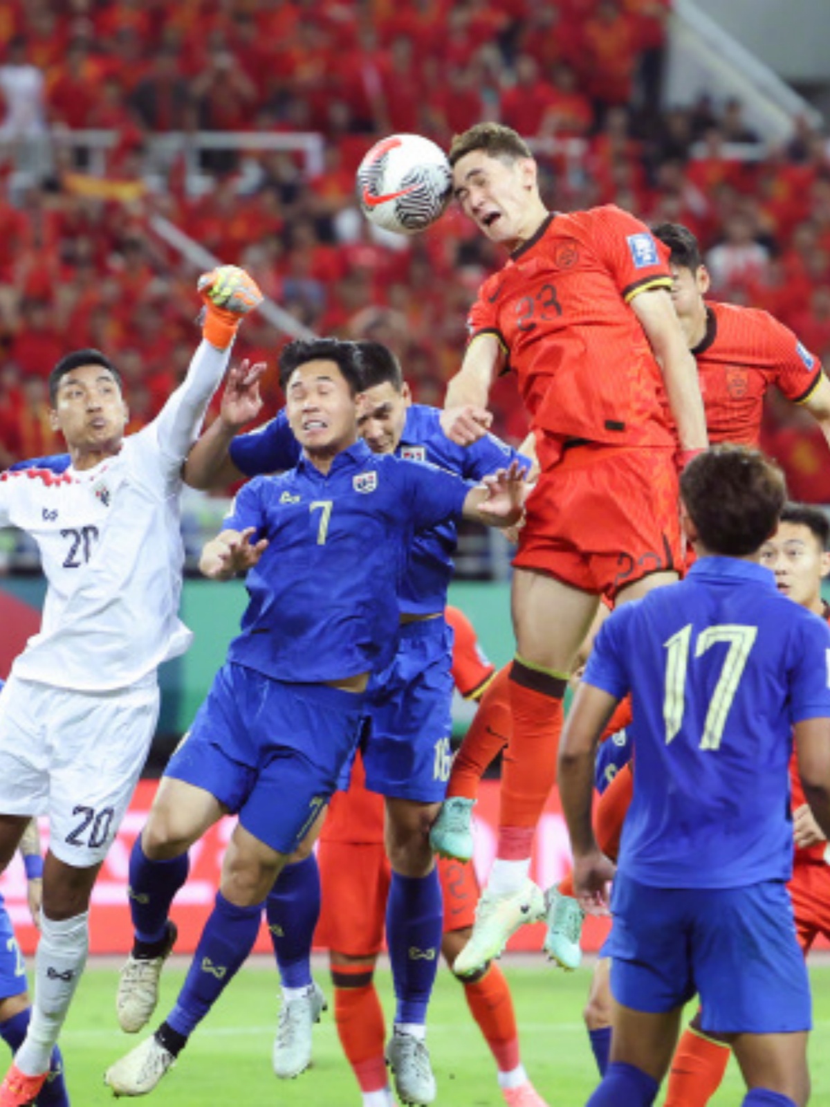  世界杯预选赛最新形势：新疆男篮高居榜首，波士顿凯尔特人强势追赶，冠军归属成迷