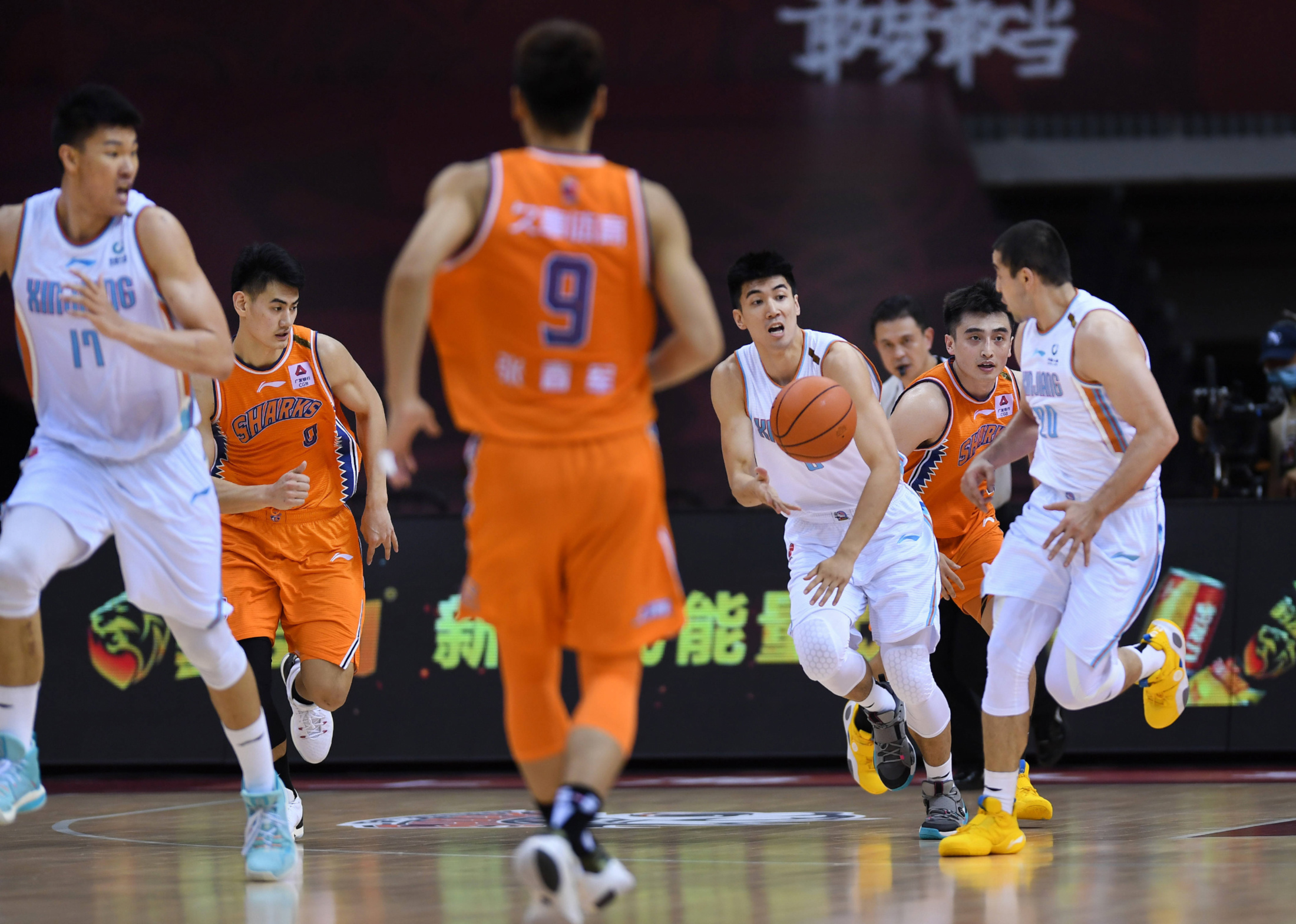  世界杯预选赛最新形势：新疆男篮高居榜首，波士顿凯尔特人强势追赶，冠军归属成迷