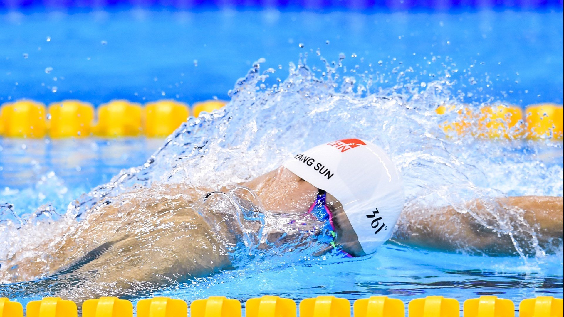 周冠宇赛后谦逊发言登热搜,洛杉矶湖人大胜金州勇士引发热议(周冠宇f1首秀)